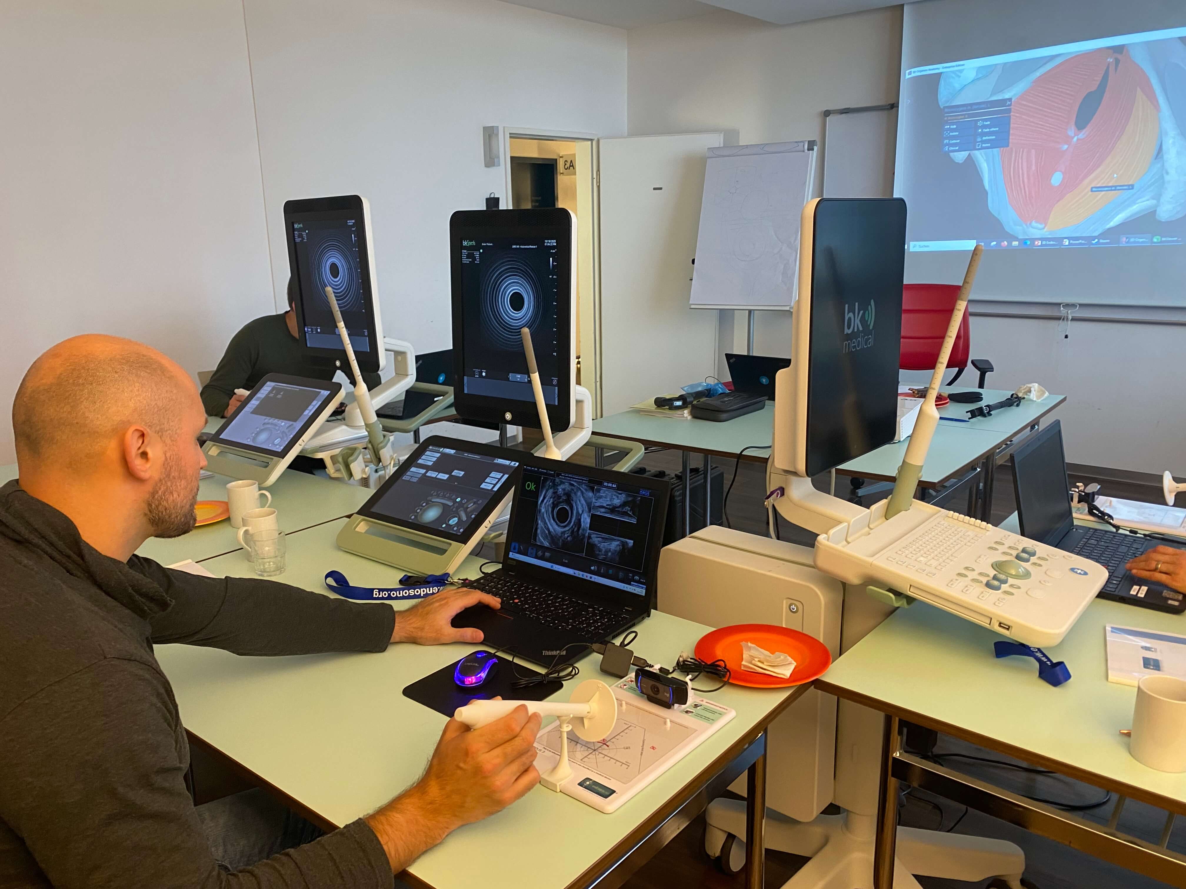 Teilnehmer arbeiten mit dem optischen Simulator