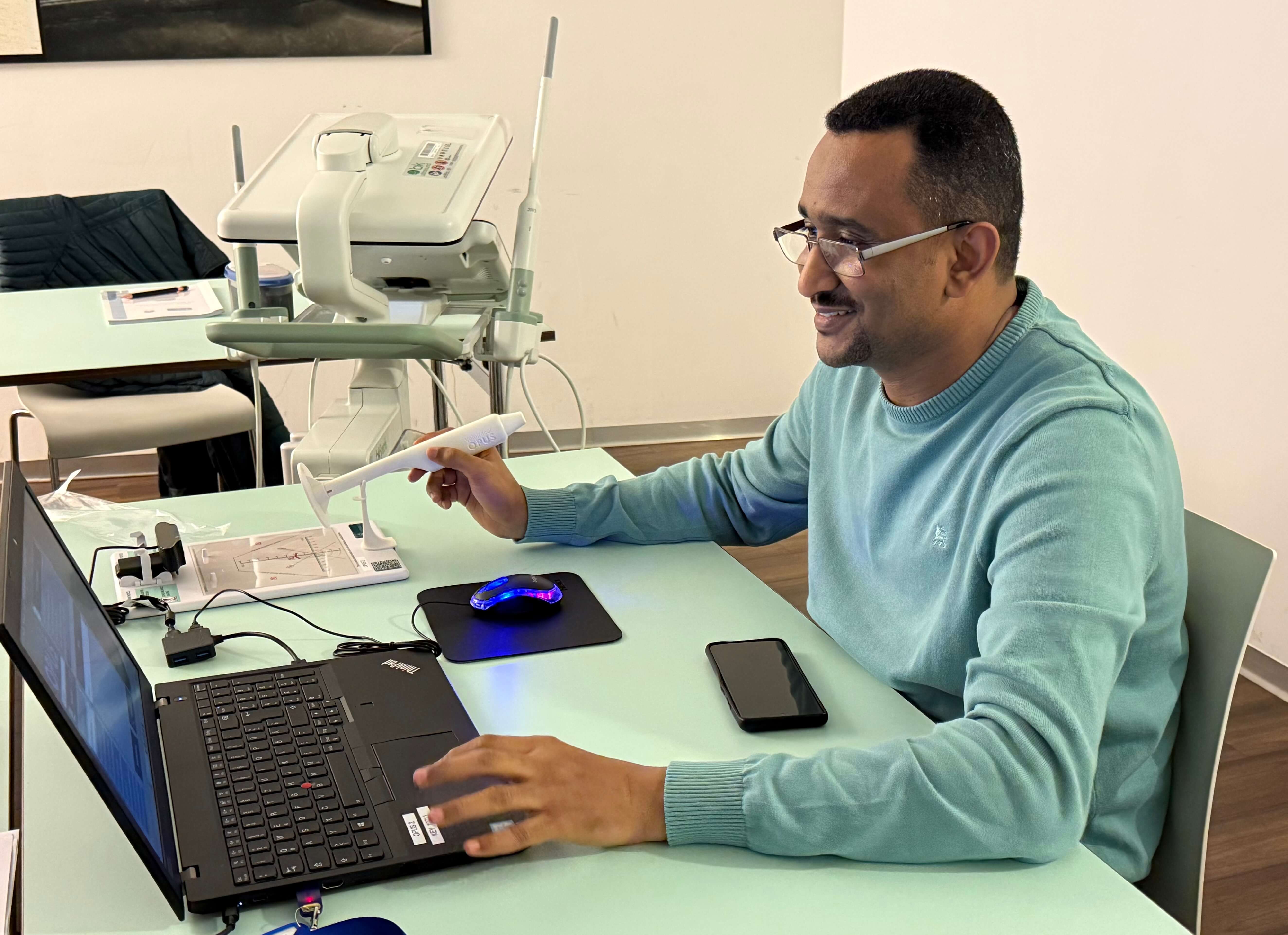 Kursteilnehmer löst die Aufgaben am Endosono-Simulator